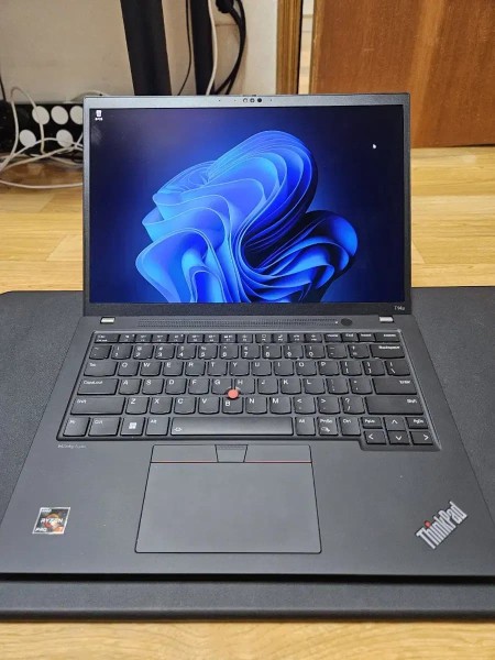 Thinkpad T14s gen4 (AMD, OLED)